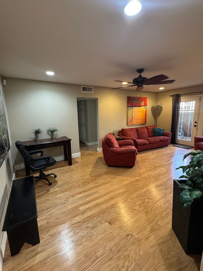 Building Photo - Old Town Scottsdale Condo For Rent - -- 1/2 First's Rent FREE!