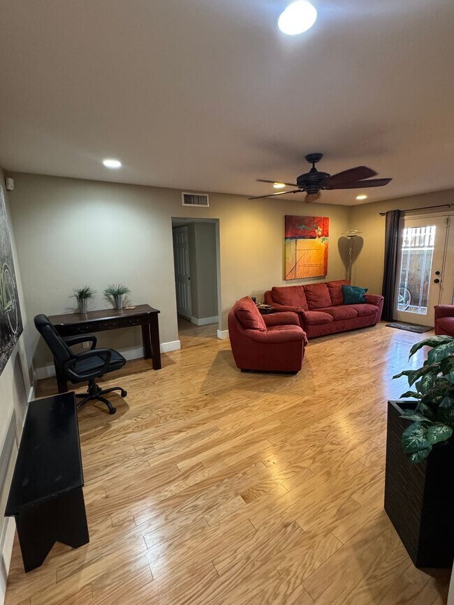 Building Photo - Old Town Scottsdale Condo For Rent!