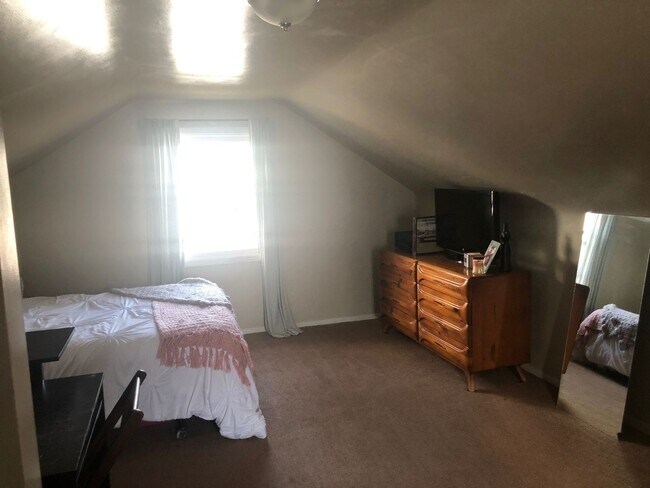 Building Photo - 2 Bedroom home with garage in Mayfield Hts!