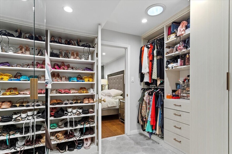 Building Photo - 9311 Burton Way