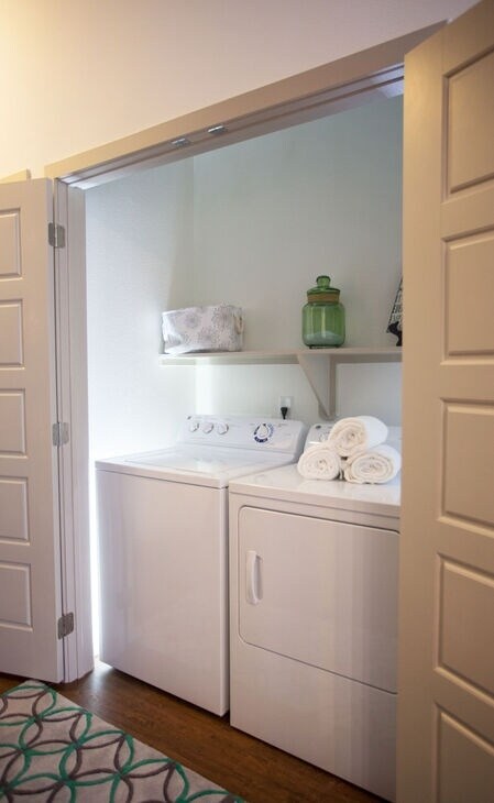 Building Photo - Boutique Living with Modern Comfort!