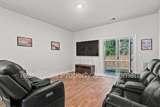 Building Photo - 643 Silver Spruce St