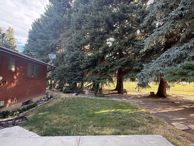 Building Photo - Beautiful home, large shade trees, walk to the lake, minutes to ski resorts
