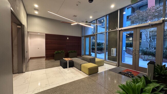 Building Photo - Urban Living with Iconic Views