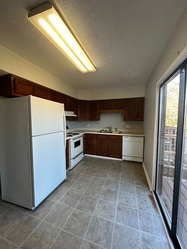 Building Photo - 2 Bedrooms 1.5 baths Townhouse, Kingsport TN