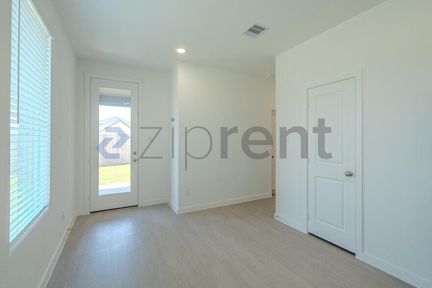 Building Photo - Unit