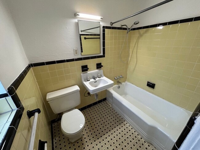 Building Photo - Spacious 3/2 home available now, and conveniently located near downtown and Manatee Hospital