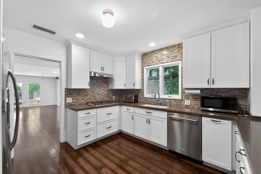 Building Photo - 13047 Dickens St