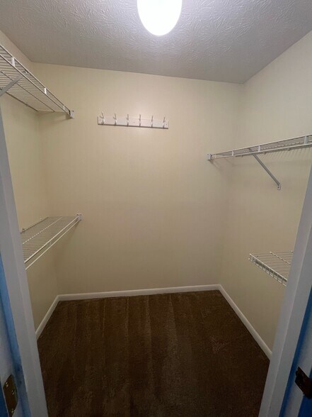 Building Photo - 230 Willowbrook Ct