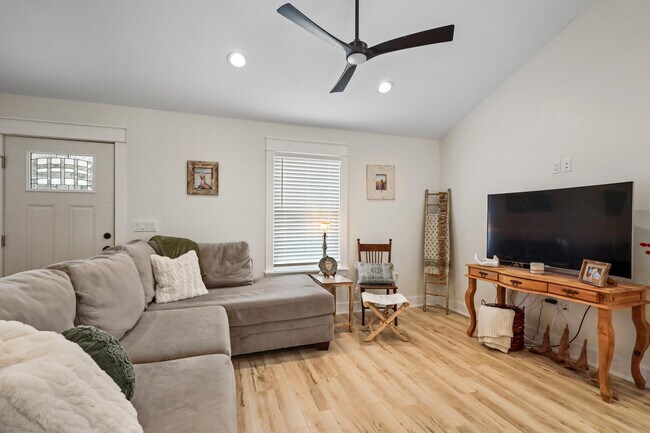 Building Photo - 71 Lafavre Ln