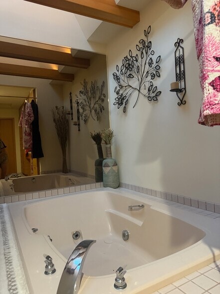 A full wall mirror - 4888 Tee Ct SW
