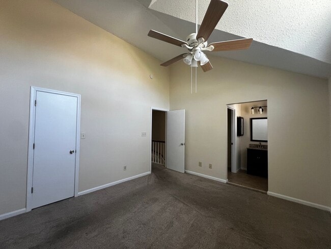 Building Photo - Townhome For Rent In Virginia Beach