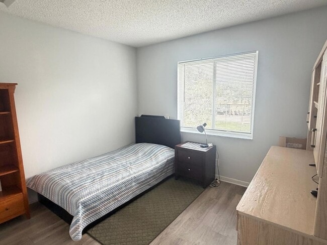 Building Photo - 406 Lakeside Dr