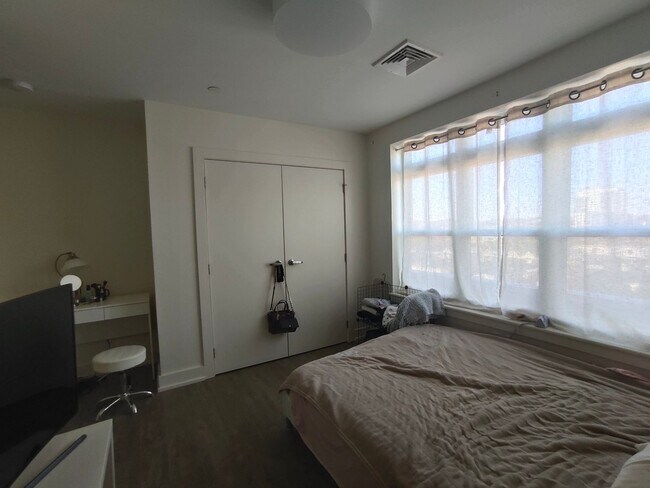 Building Photo - Charming 2 Bedroom