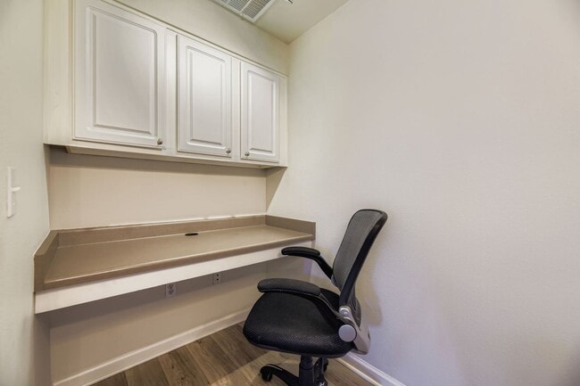 Building Photo - Charming 1 bed/1 bath Condo with Garage- Gated Community with Pool and Fitness Center