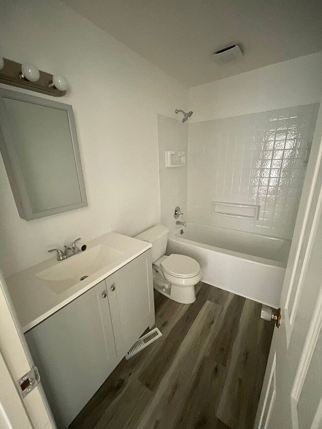 Building Photo - 2 Bedroom 1 Bedroom House - Location Locat...