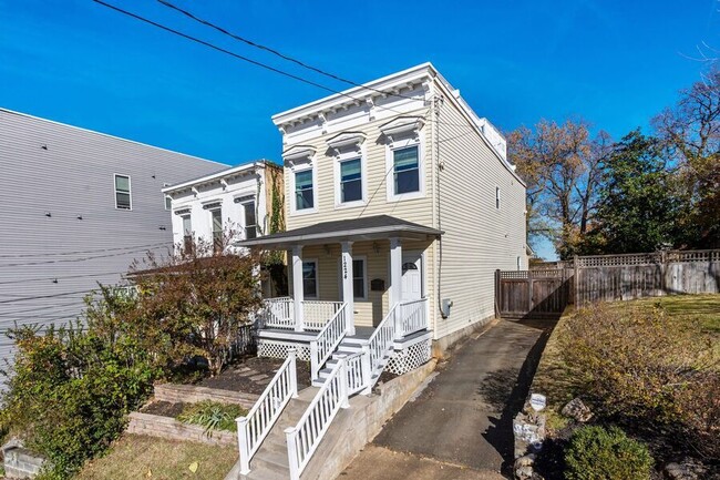 Building Photo - Amazing Anacostia 3 Bedroom with Parking I...