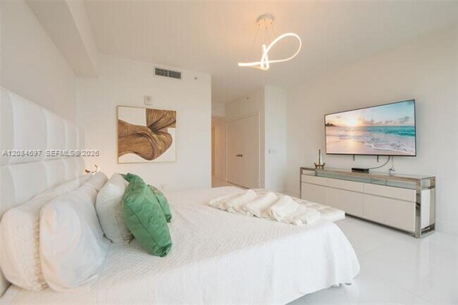 Building Photo - 17111 Biscayne Blvd