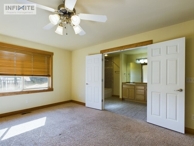 Building Photo - 3 Bedroom and Office!