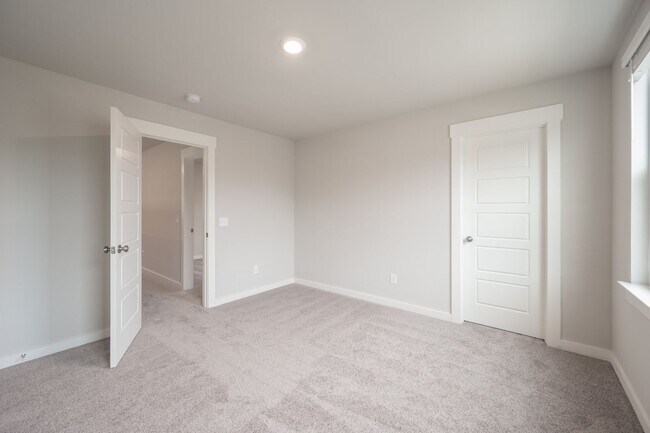 Building Photo - **BE THE LUCKY ONE TO LIVE IN THIS BEAUTIFUL HOME IN THE DESIRABLE SAWGRASS NEIGHBORHOOD IN SPRIN...