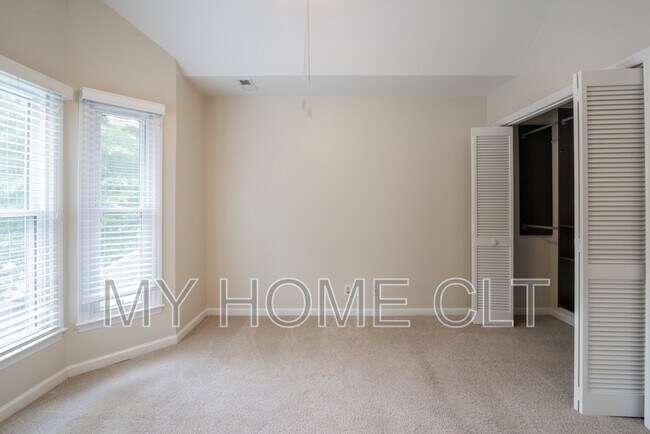 Building Photo - 807 Greenleaf Ave