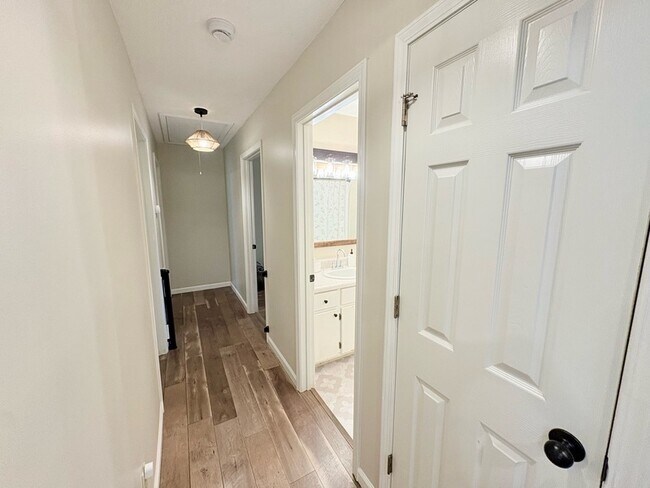 Building Photo - 415 Mayfield Dr