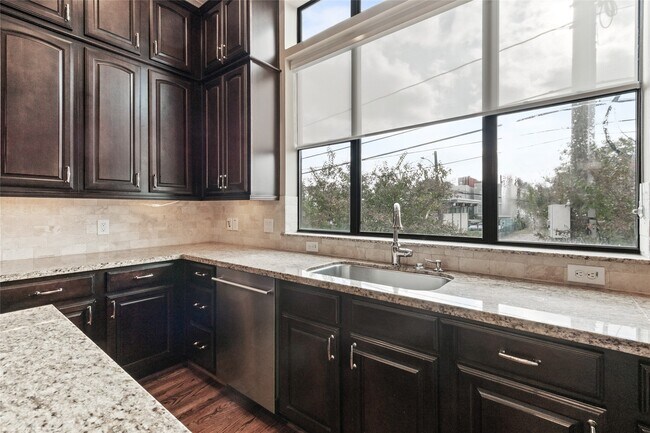 Building Photo - 1411 Elgin St