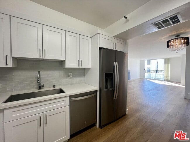 Building Photo - 10390 Wilshire Blvd