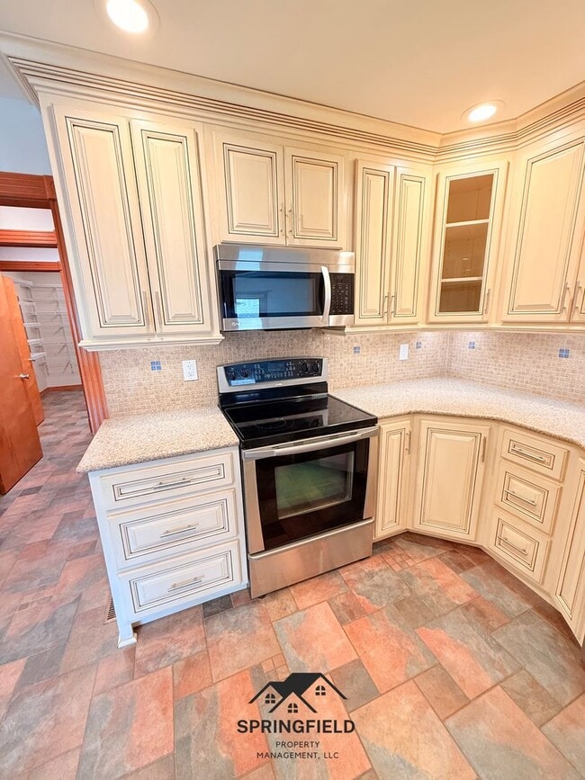 Building Photo - Location-Location, 4 BR / 2 Living Areas in SE Springfield w/ An Amazing Out Door Kitchen - Grill...