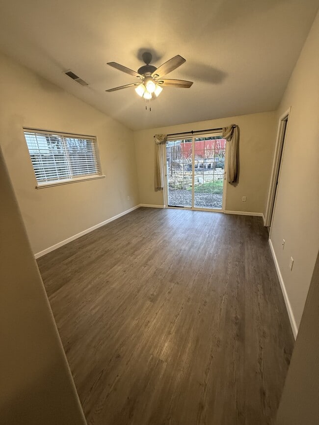 Building Photo - 624 Clearview Way