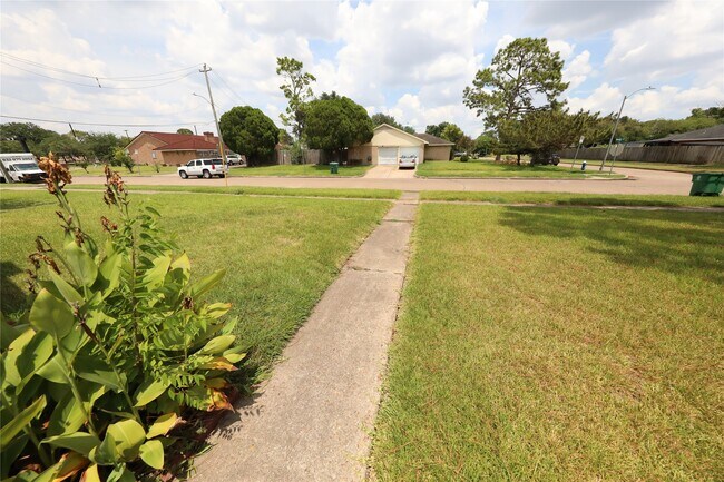 Building Photo - 6910 Pella Dr