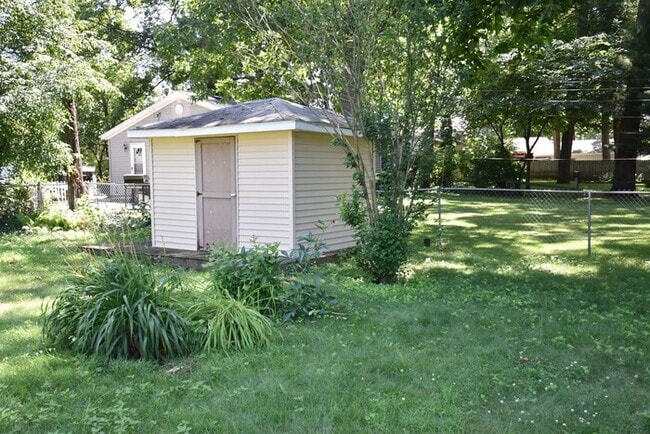 Building Photo - 3 bedroom 1 bath home in Edison Park