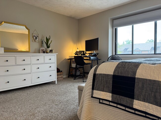 Building Photo - Spacious Corner Townhome with Private Yard...
