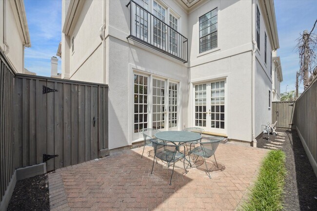 Building Photo - 2214 Potomac Dr