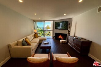 Building Photo - 8530 Holloway Dr