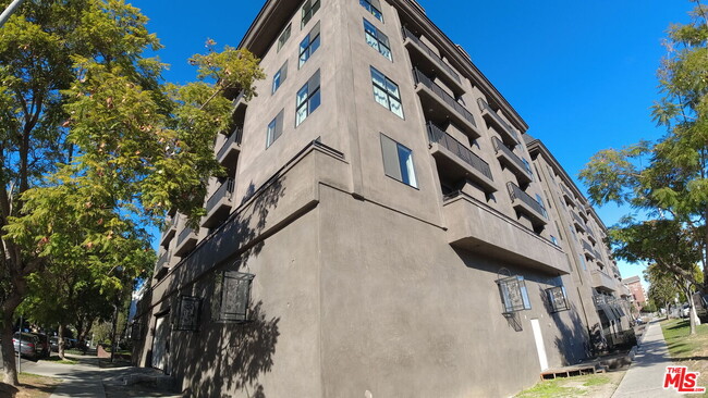 Building Photo - 8811 Burton Way