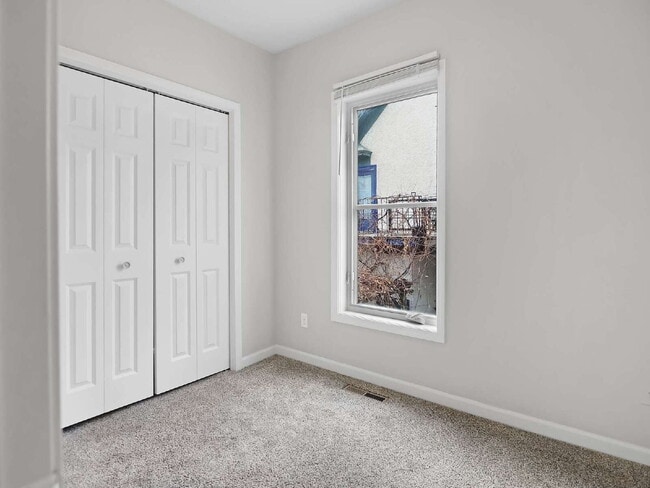 Building Photo - 3 bed duplex in Powderhorn Available now!