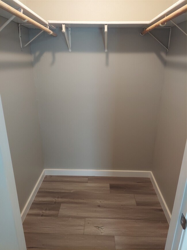 Building Photo - 933 Valentine Ave