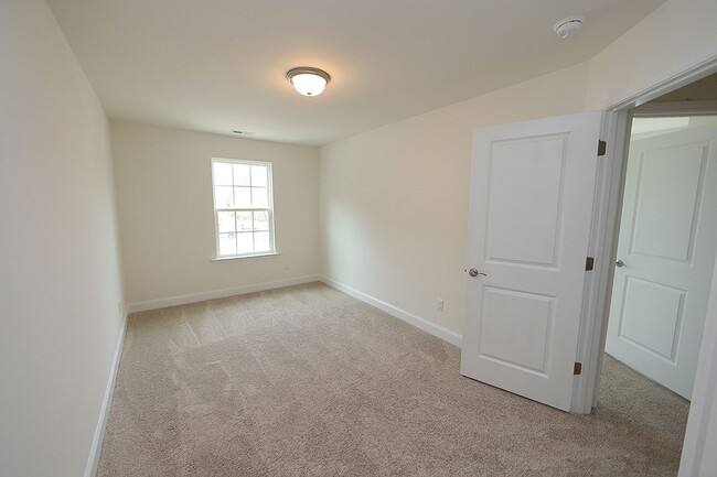 Building Photo - Immaculate End Unit Townhome in Research Triangle Park