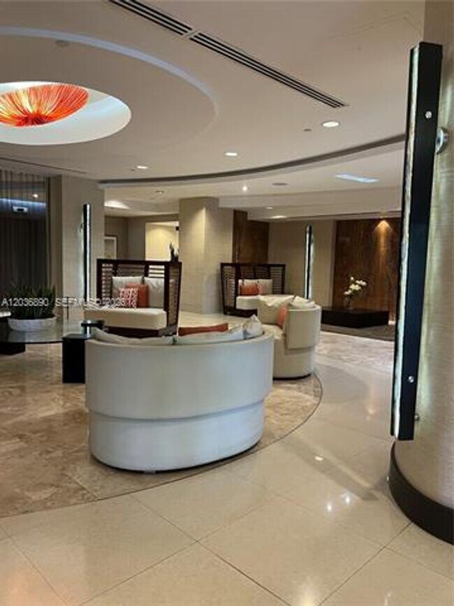 Building Photo - 2555 Collins Ave