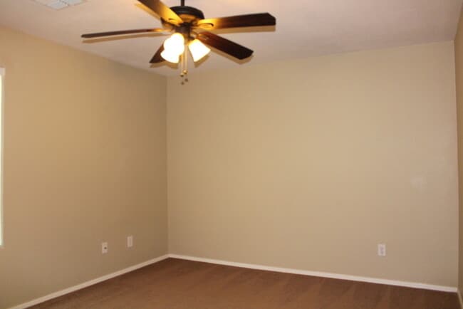 Building Photo - Beautiful 4 bedroom 2.5 bath home located ...