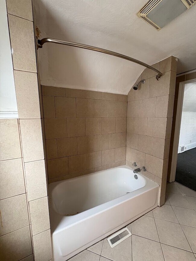 Building Photo - Three bedroom one bathroom home for rent