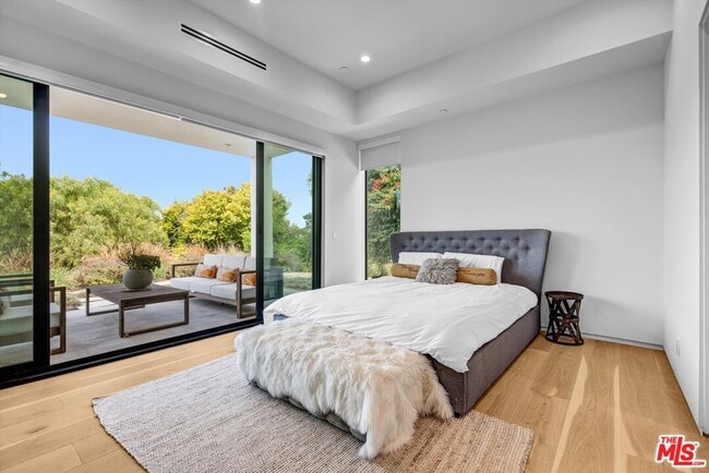 Building Photo - 6656 Dume Dr