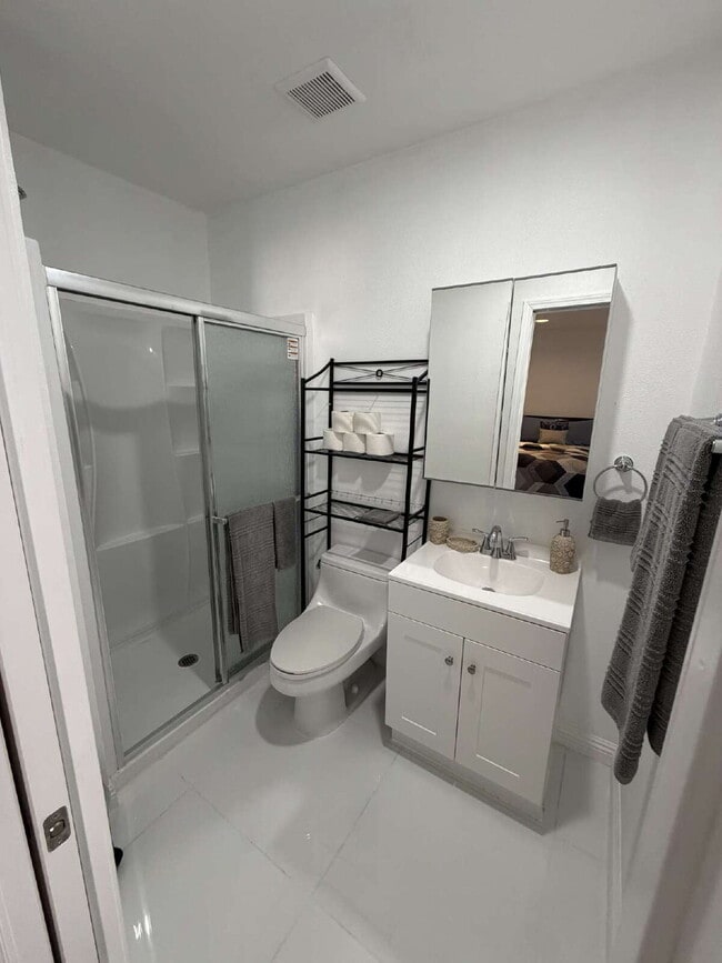 Building Photo - Modern & Stylish Private Garage Studio