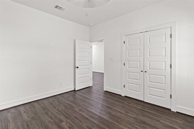Building Photo - 2204 Hoskins Dr