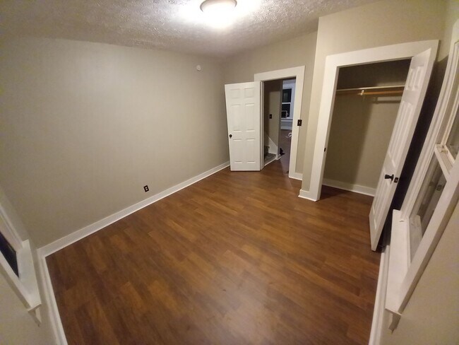 Building Photo - Duplex...3 Bedroom 1 Bath