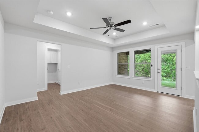Building Photo - 1313 Valley Dr