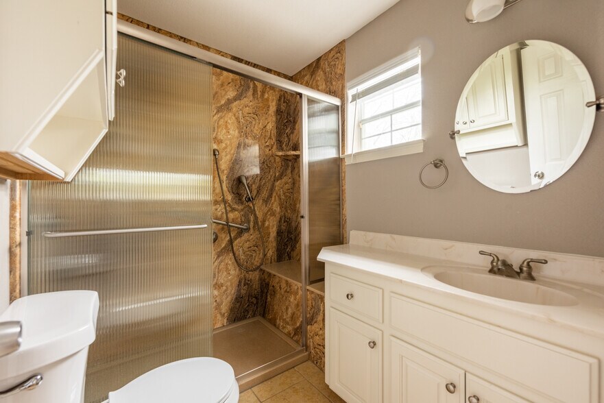 Guest Bathroom - 1114 E 7th St