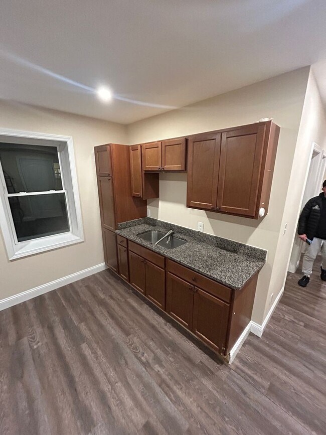 Building Photo - 1039 Main St