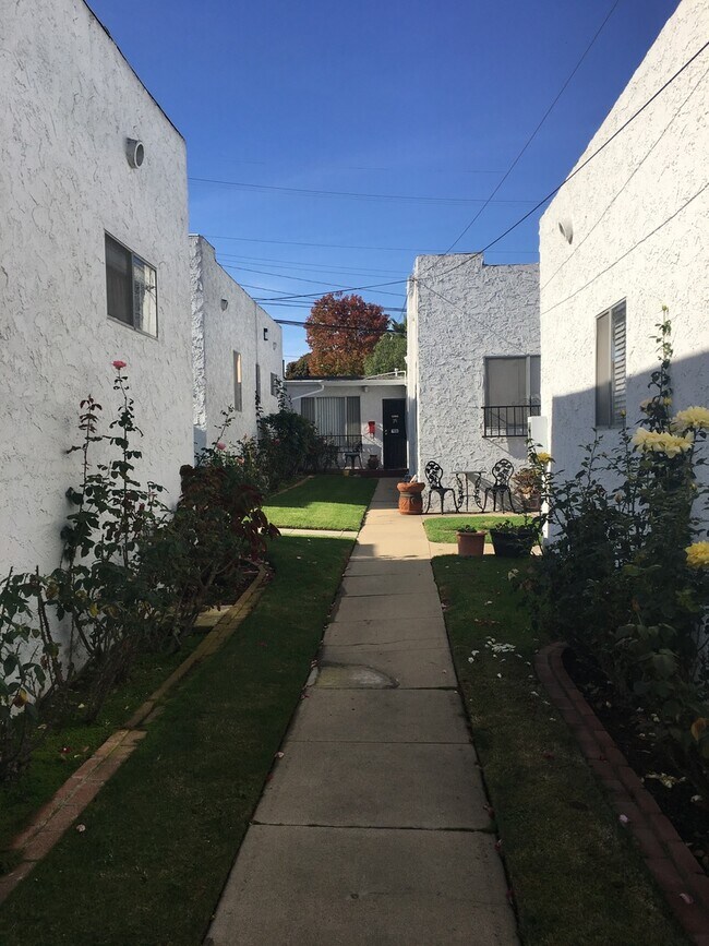 Building Photo - 749 Belmont Ave